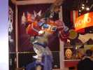 Estatua de Optimus Prime instalada en el estand de DreamWorks (119Kb)