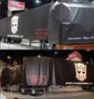 Trailer de Optimus Prime camuflado con lona negra instalado en el estand de DreamWorks (64Kb)