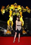 La actriz Megan Fox posa frente a Bumblebee