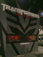 Estand de promocin de Transformers 3 con exposicin de figuras